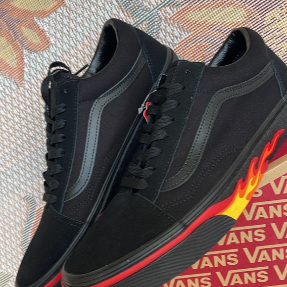 Vans Men’s Old Skool
(Flame Wall) Black/Black
VN0A38G1Q8Q
Sneakers - Picture 11 of 16